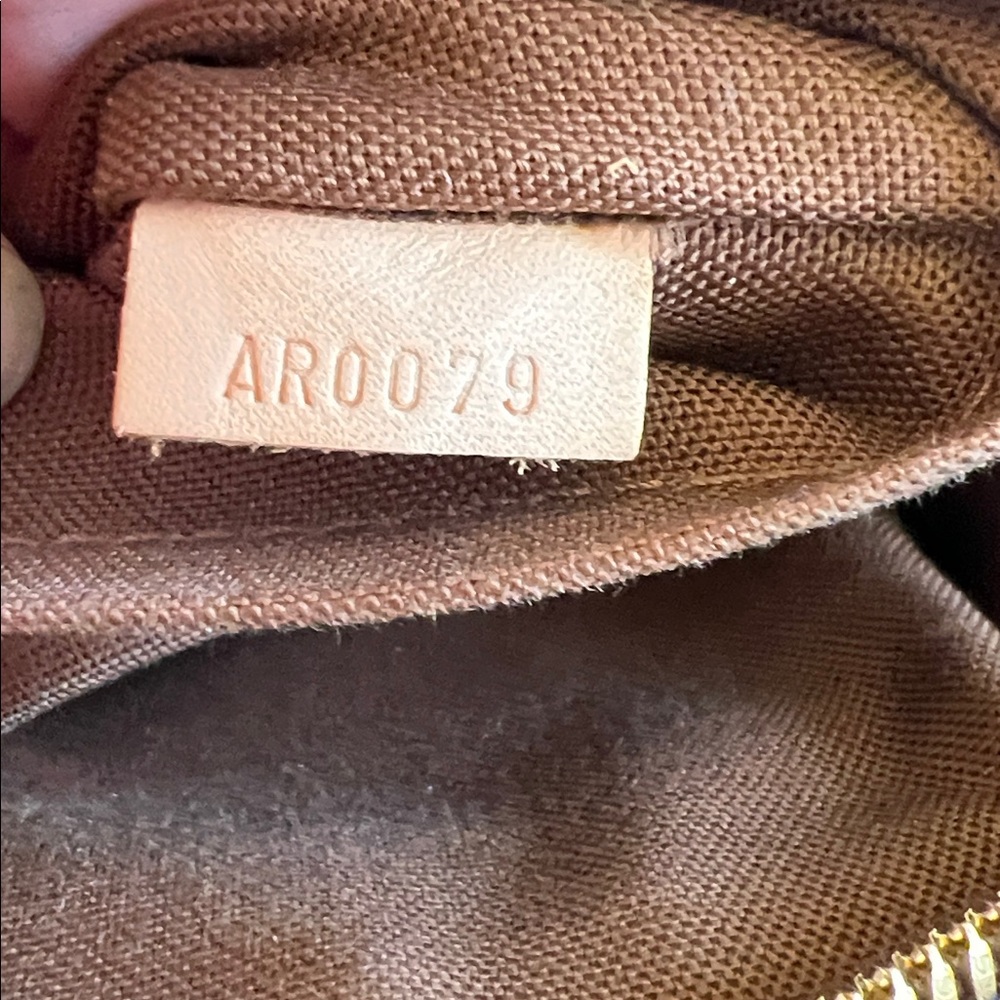 Louis Vuitton - Picture 10 of 11
